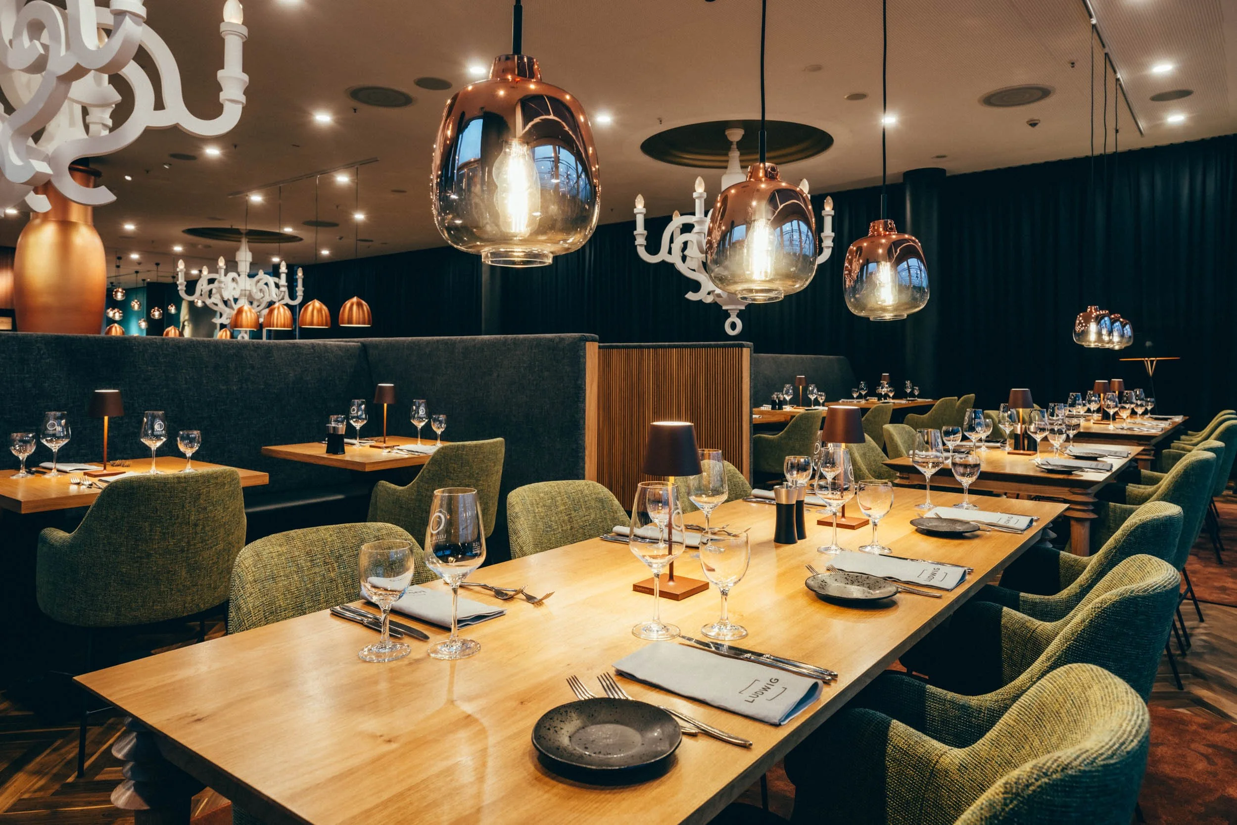 Exklusive Restaurantfotografie eines gehobenen Restaurants – fängt die luxuriöse Atmosphäre und die stilvolle Einrichtung. Perfekt, um das unverwechselbare Erlebnis für anspruchsvolle Gäste zu vermitteln.