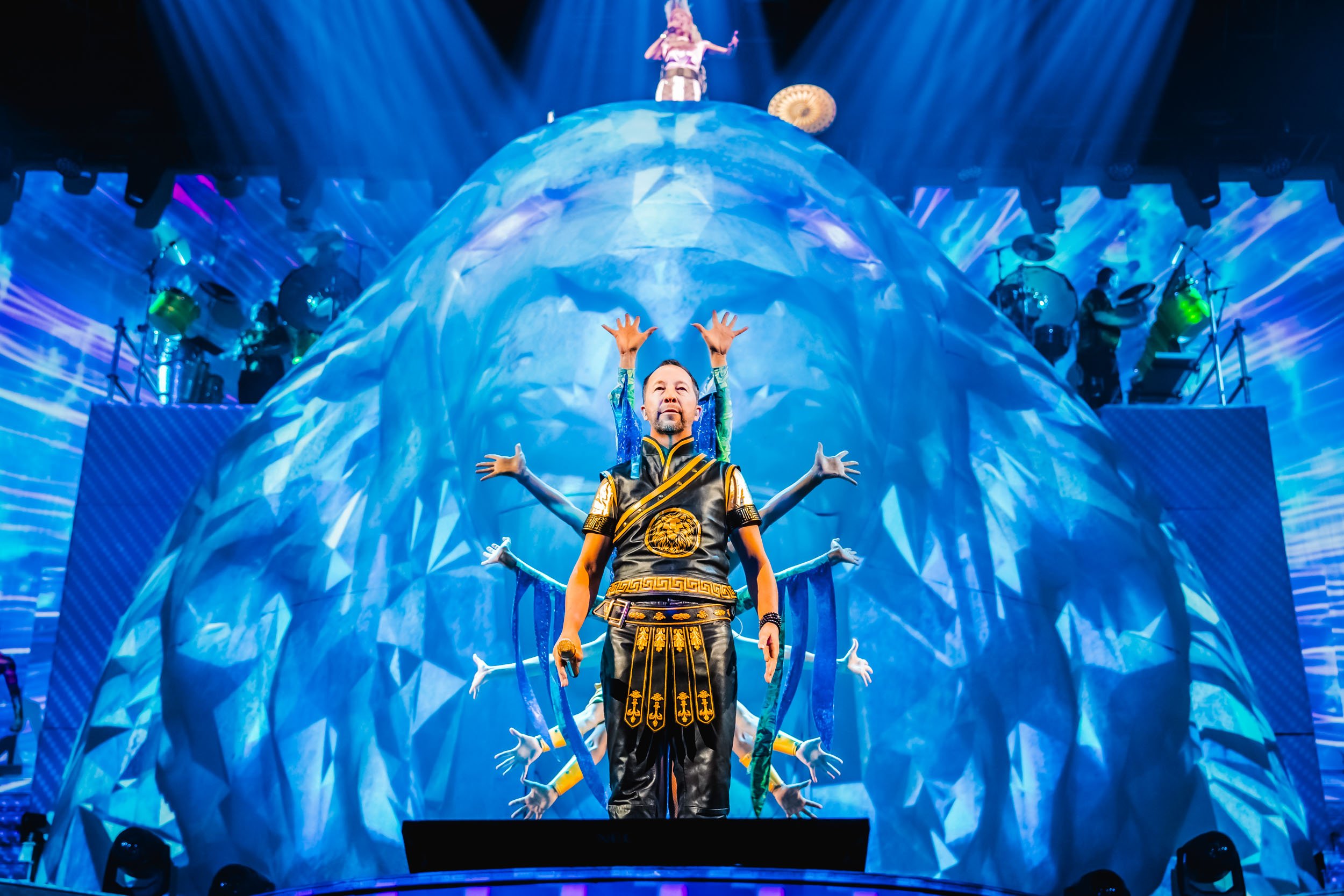 Hochwertige Konzertfotografie eines Künstlers im „WOW-Moment“ vor begeistertem Publikum.