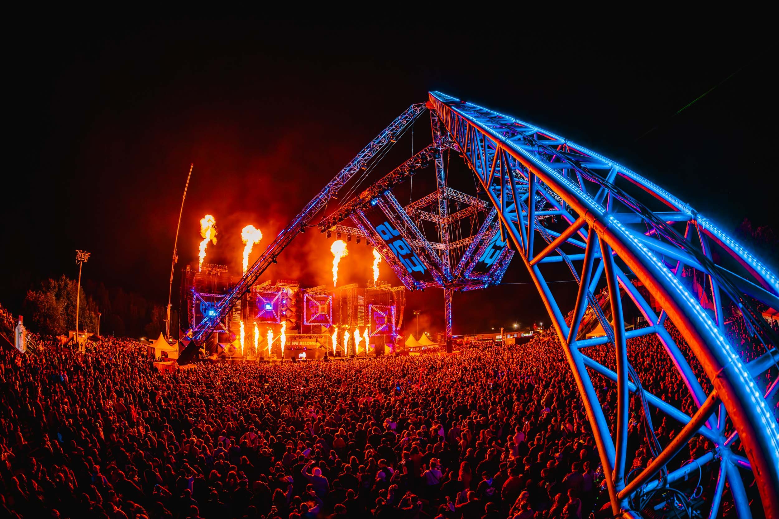 Hochwertige Aufnahme eines Großevents – Licht, Bühne und Publikum in perfekter Harmonie.