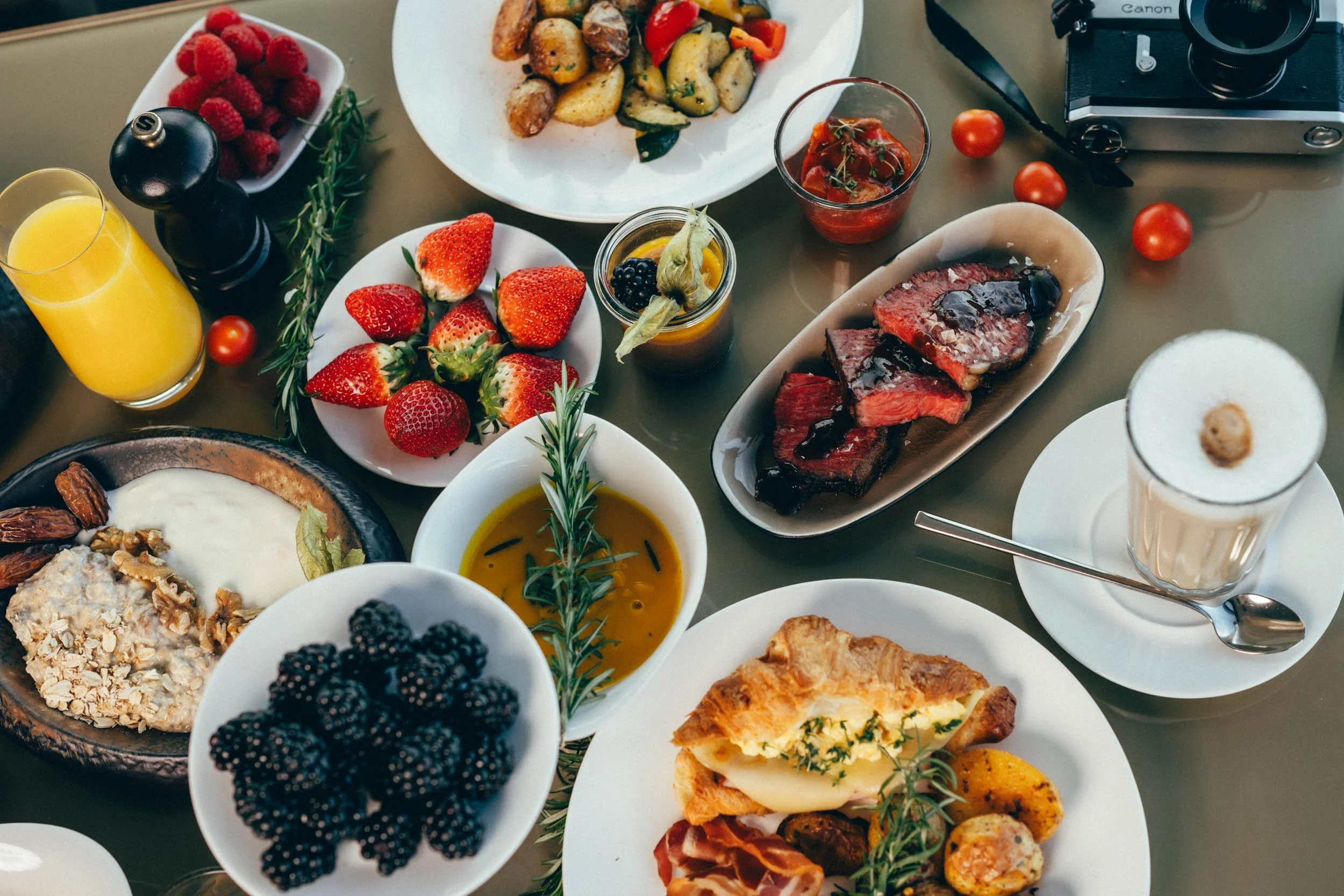 Professionelle Restaurantfotografie eines vielfältigen Menüs – hebt die künstlerische Präsentation und die hochwertige Gastronomie des Lokals hervor.