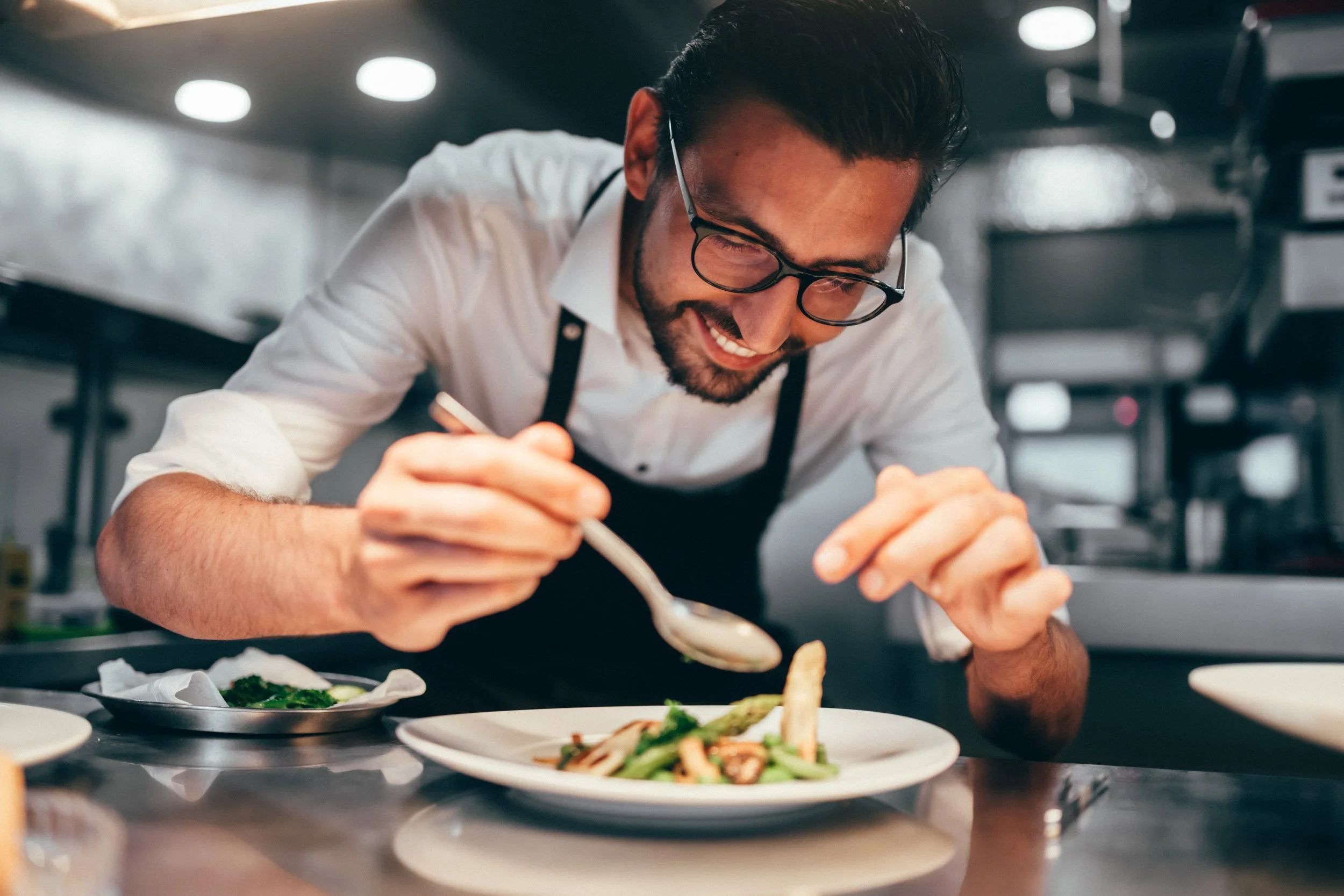 Authentische Darstellung eines Kochs in Aktion – perfekt, um die kulinarische Exzellenz des Hotelrestaurants hervorzuheben.