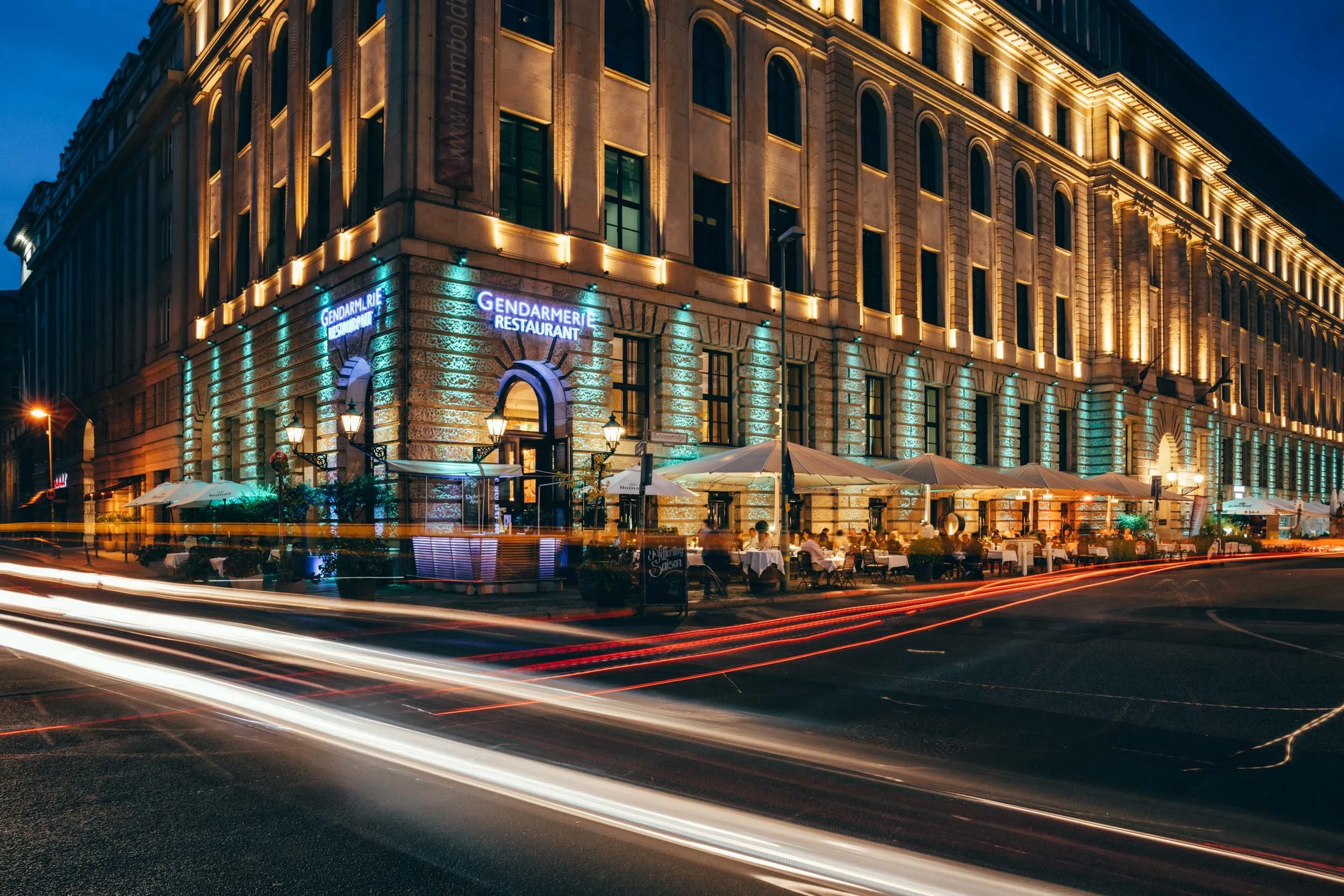 Exklusive Außenaufnahme eines Restaurants – ideal, um das elegante Design und die einladende Atmosphäre des Eingangsbereichs zu präsentieren.