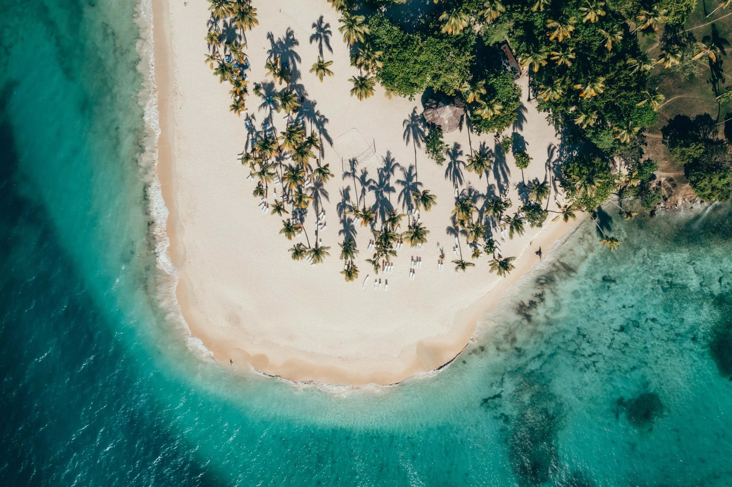 Drohnenfoto des Strands eines Luxusresorts in der Karibik
