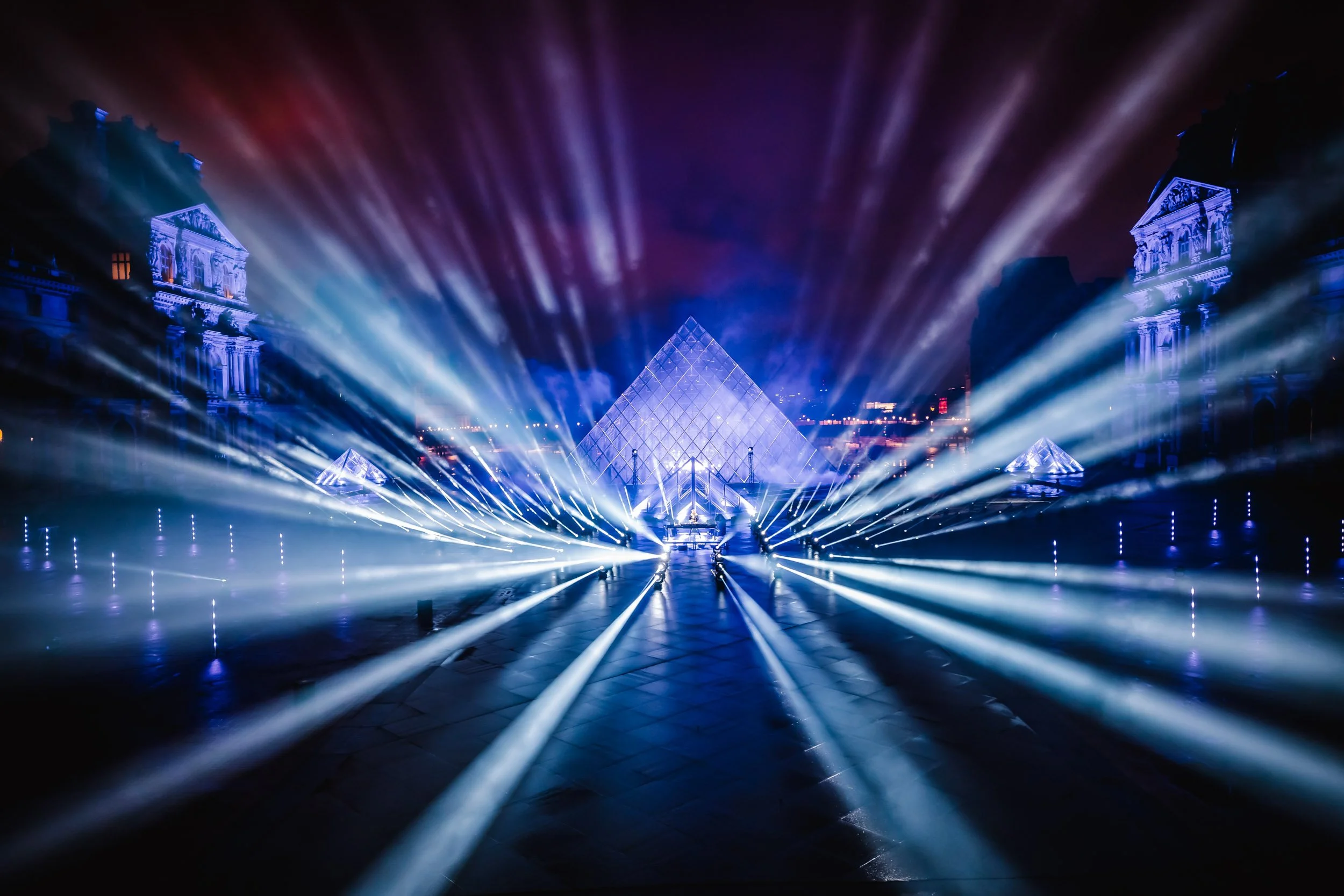 Licht- und Pyroshow auf einem Großevent – eingefangen durch präzise Eventfotografie.