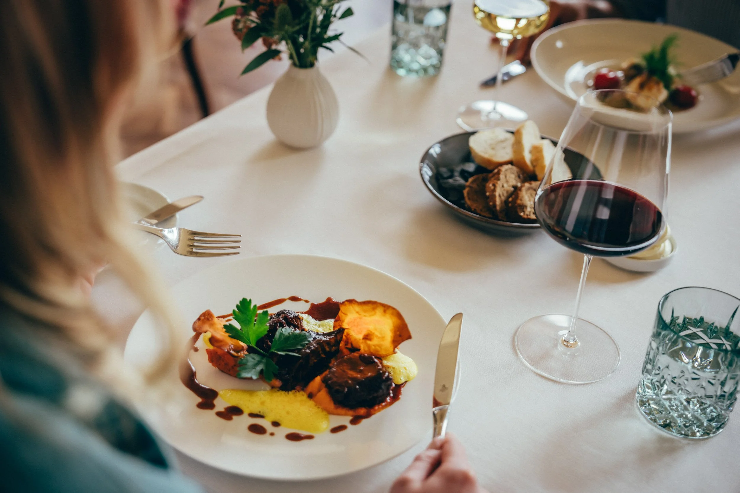 Professionelle Foodfotografie eines stilvoll dekorierten Tellers – vermittelt die Liebe zum Detail und den hohen Anspruch an Geschmack und Ästhetik.