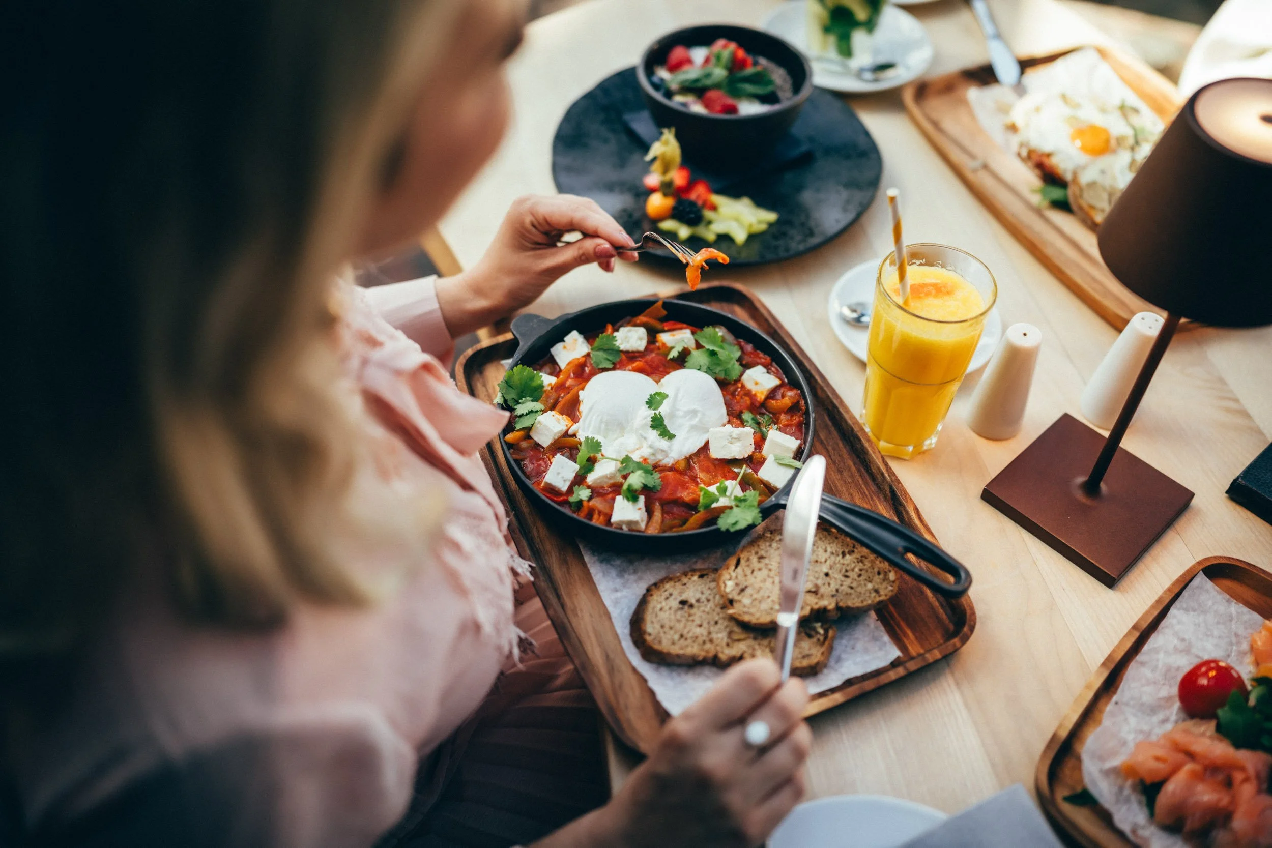 Detailreiche Foodfotografie eines exquisit angerichteten Gerichts – setzt die hohe Kunst der Kulinarik in Szene und unterstreicht die Qualität und Raffinesse des Restaurants.