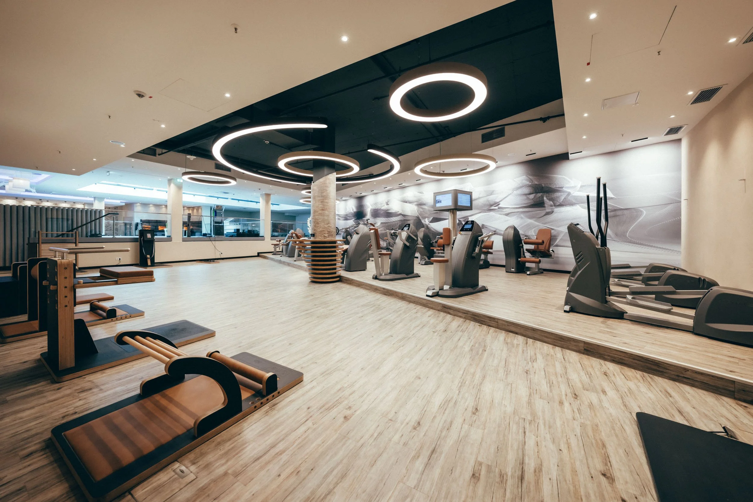 Moderne Fotografie des Hotel-Gyms – präsentiert die hochwertigen Trainingsgeräte und die stilvolle Umgebung für ein exklusives Fitnesserlebnis während des Aufenthalts.