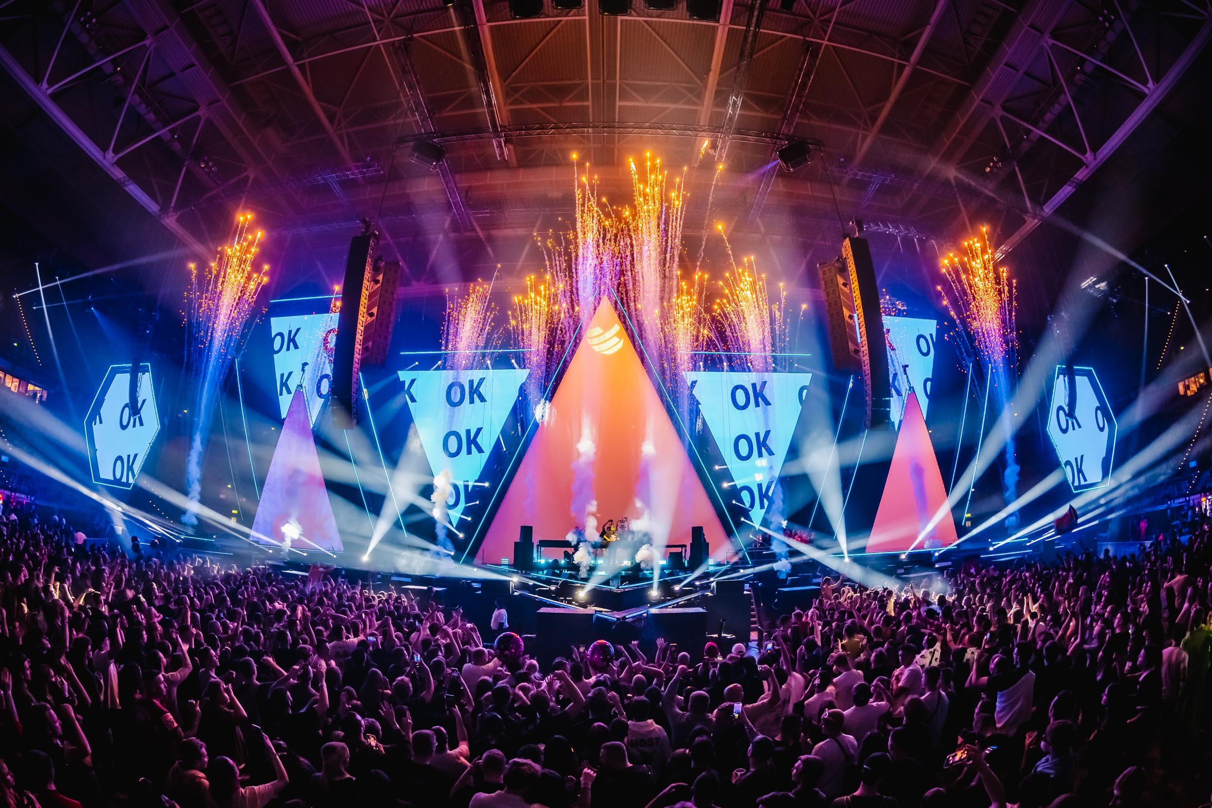 Festivalfotografie, die die Magie einer nächtlichen Pyro- und Lichtinszenierung perfekt einfängt.