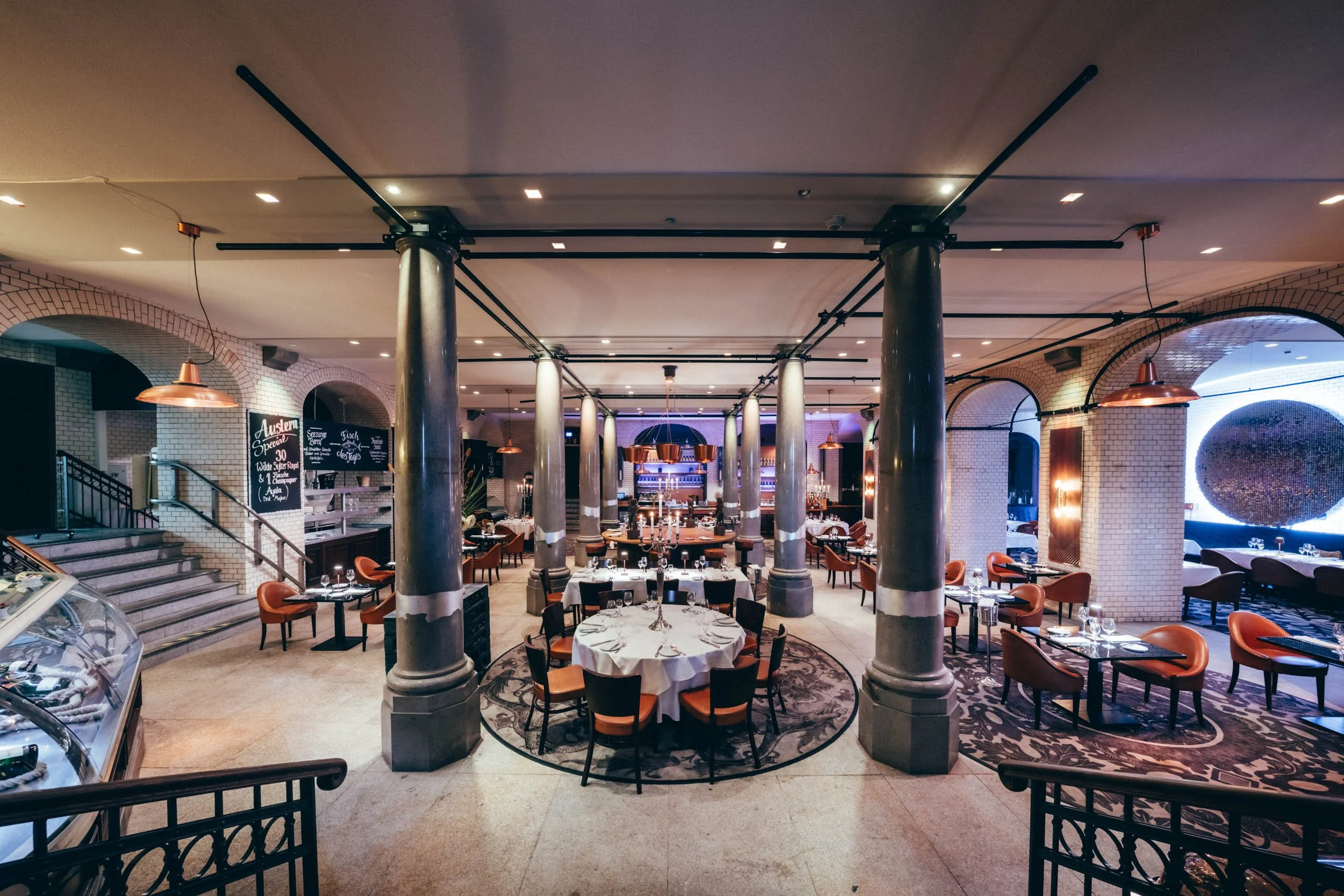 Professionelle Restaurantfotografie eines exquisiten Lokals – setzt die luxuriöse Einrichtung und das anspruchsvolle kulinarische Angebot perfekt in Szene, um den Charme des Restaurants erlebbar zu machen.