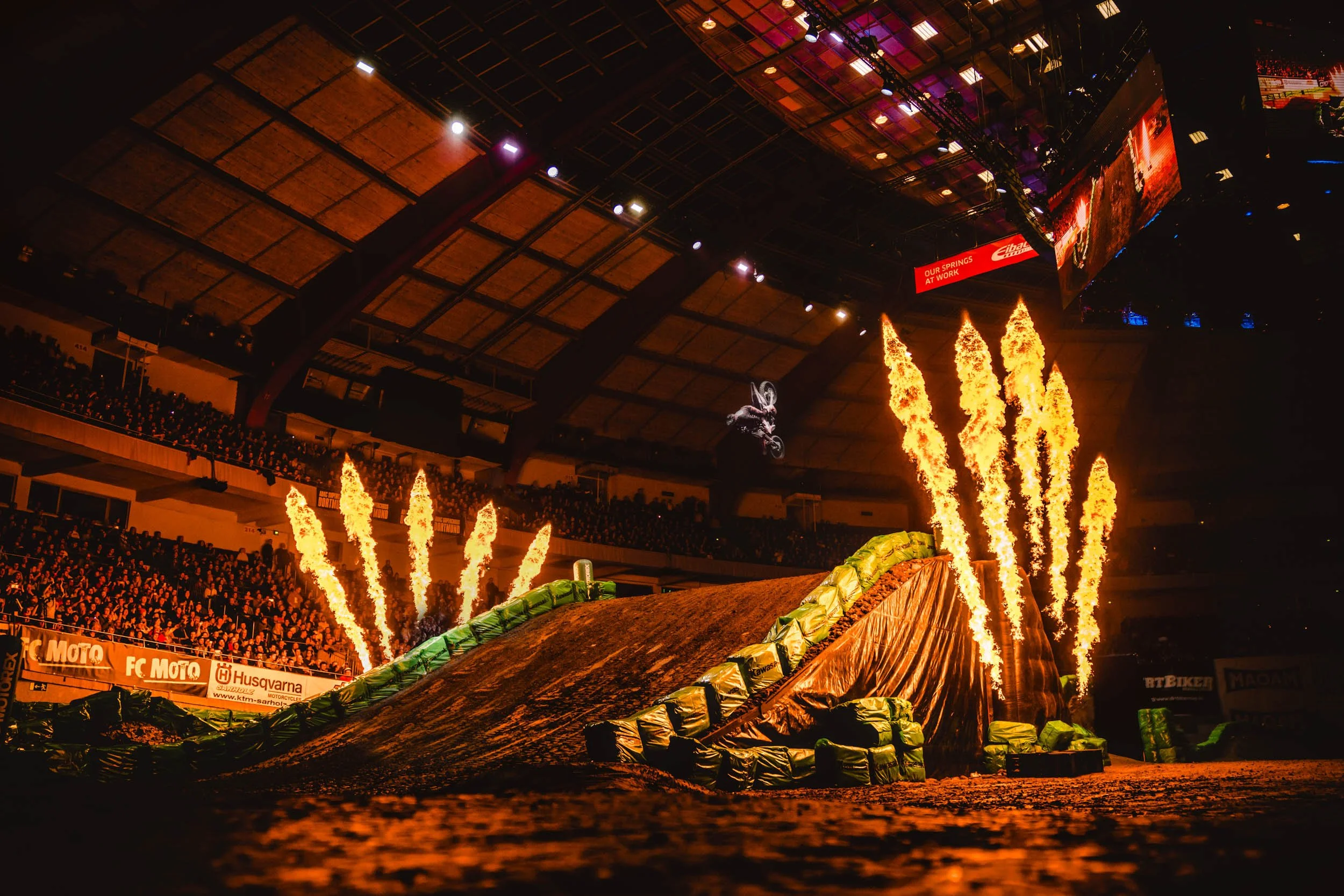 Detailreiche Aufnahme einer beeindruckenden Pyroshow, perfekt eingefangen durch professionelle Fotografie.