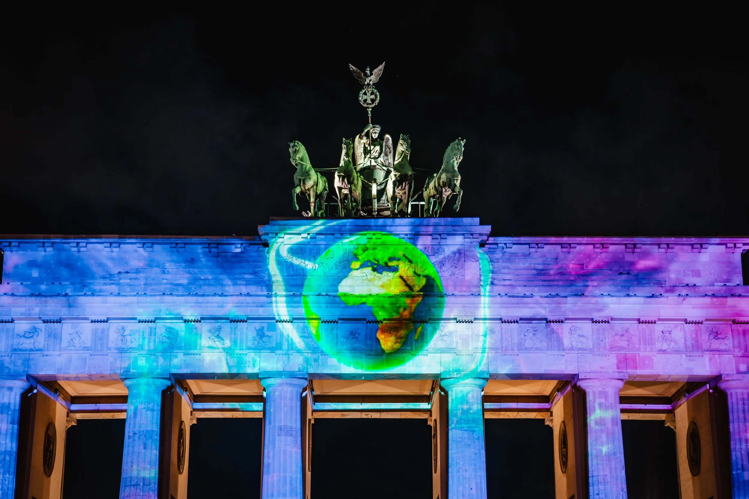 Detailreiche Aufnahme einer beeindruckenden Lichtshow, perfekt eingefangen durch professionelle Eventfotografie von Julian Huke