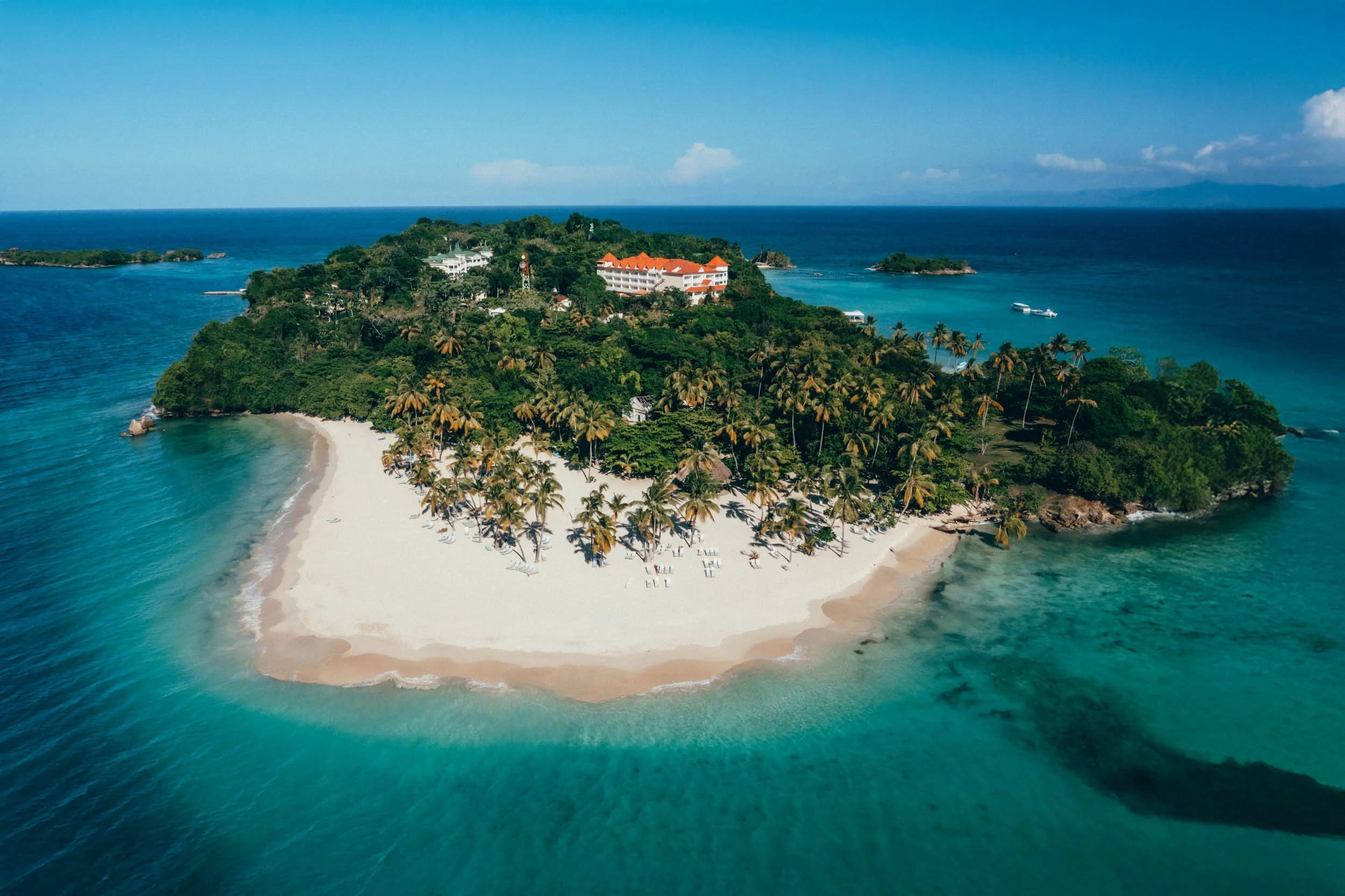 Luftaufnahme eines Luxusresorts – fängt die paradiesische Insel und das weitläufige Gelände ein.