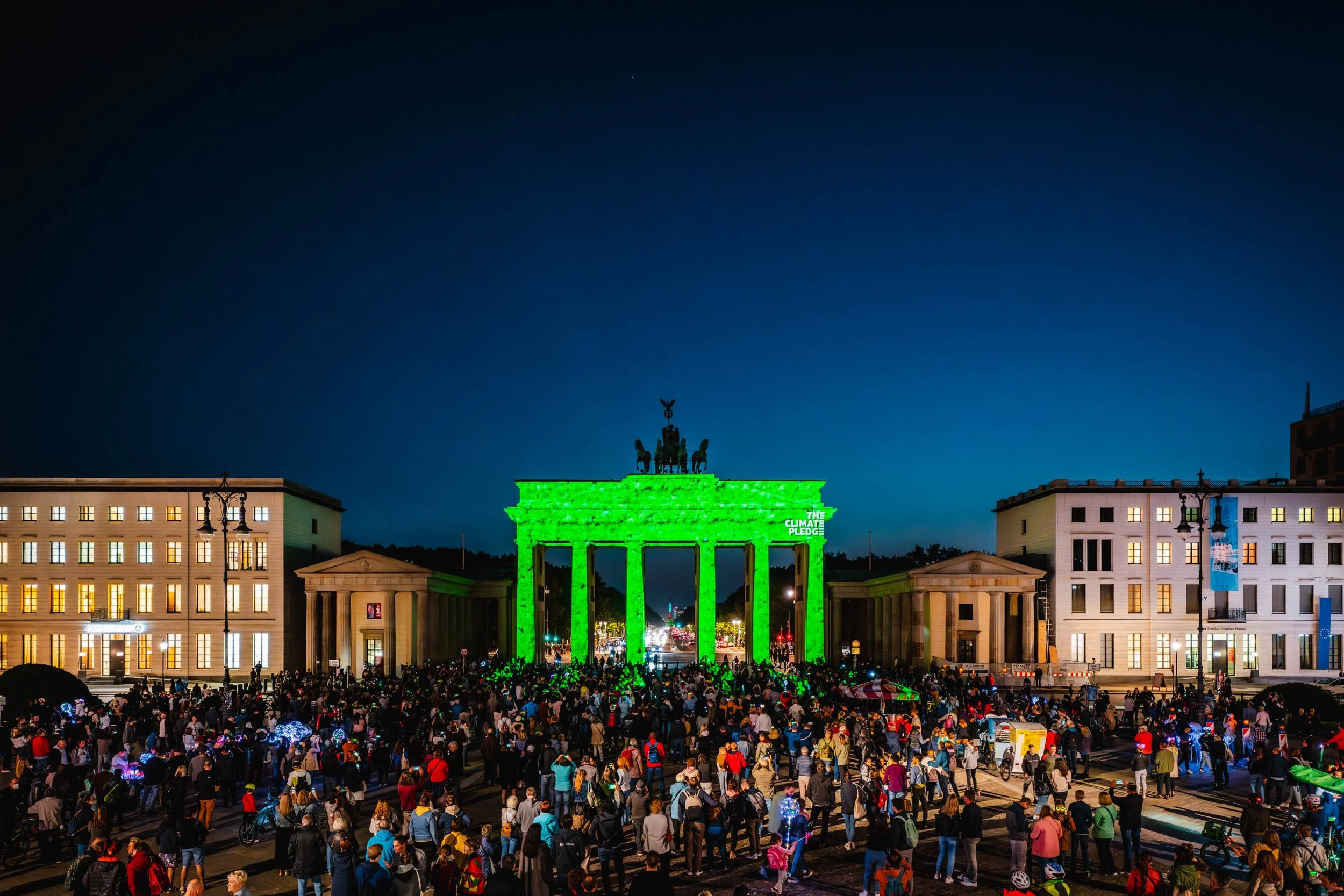 Dynamische Showfotografie einer mitreißenden Lichtshow vor tausenden Zuschauern.