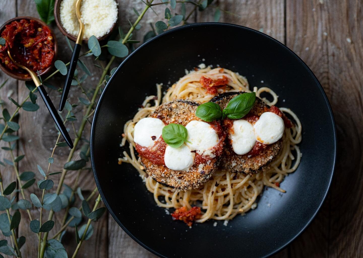 Feel like mixing up a little eggplant parm?
This is a little switch I did to make this a little bit different and a little healthier. It’s eggplant parm with olive oil, garlic and Calabrian chili pasta topped with crispy oven baked eggplant.
Th