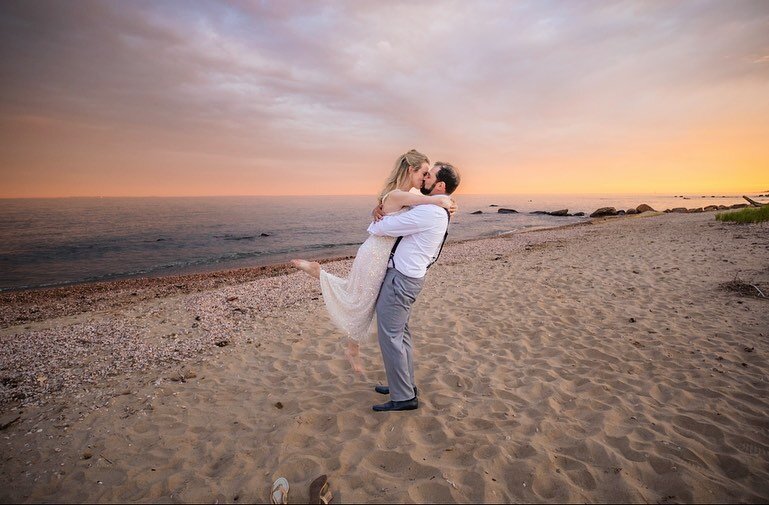 Some super romantic scenes straight out of a romance novel!

#oldlymebeachclub #yalewedding #ctweddingphotographer #ctweddingphotography #beachwedding