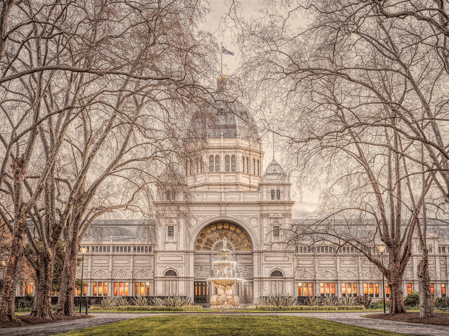 Grunge Exhibition Building: Category - Buildings