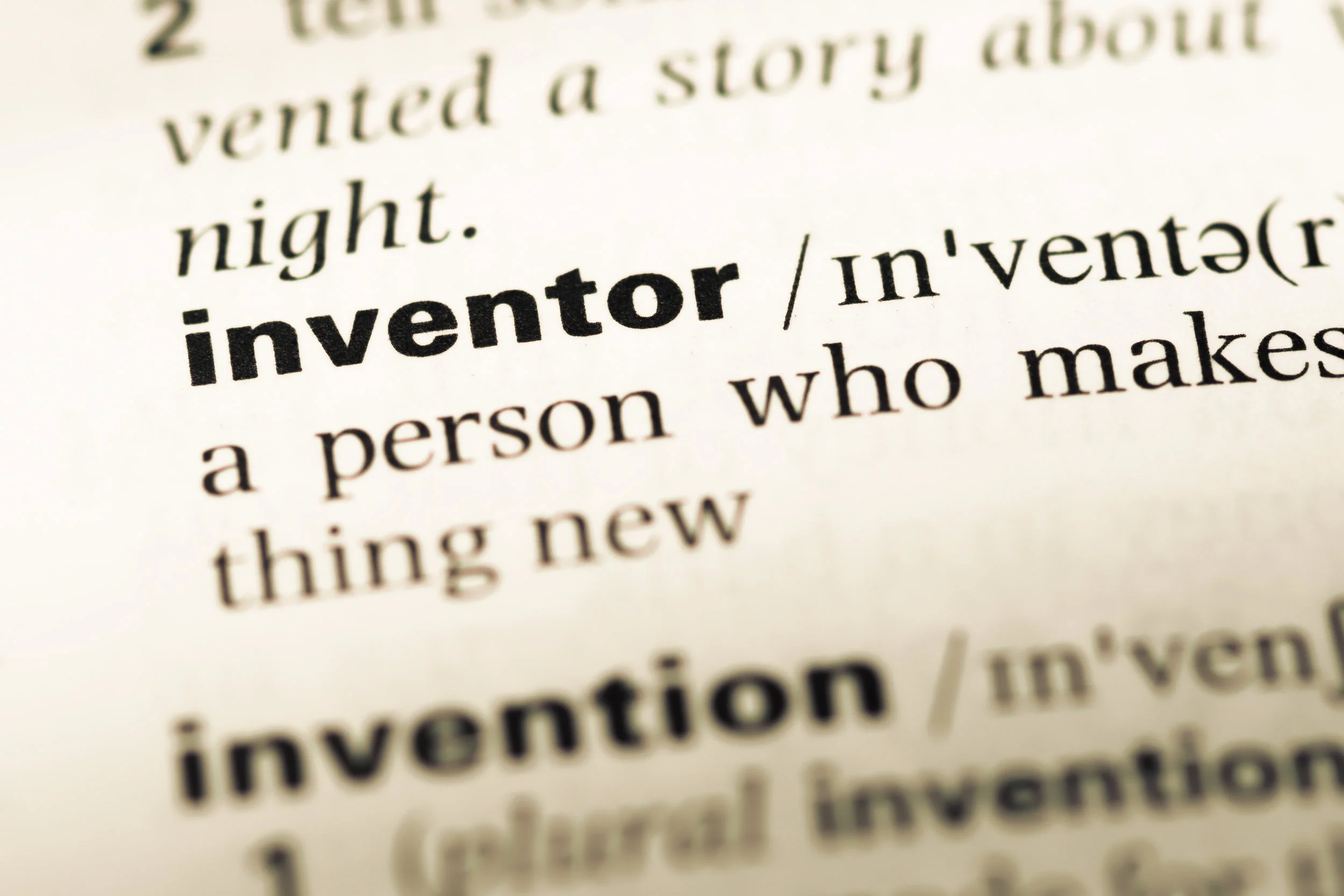 El inventor es quien concibe la idea en conjunto con un plan para convertir esa idea en un invento.
