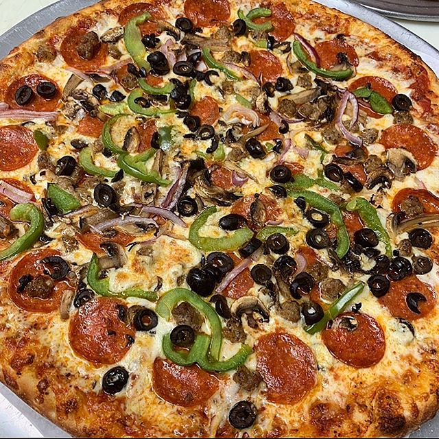 Watching the UFC241 fight tonight!? Order your pizzas now and we&rsquo;ll deliver them to HOT to you so you don&rsquo;t have to leave your screens! #hotpizza #pizza #dinner #party #ufc #sports #cheese #pizzas #foodie #instafood