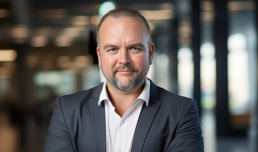 Steve-New Headshot LandScape Crop.png