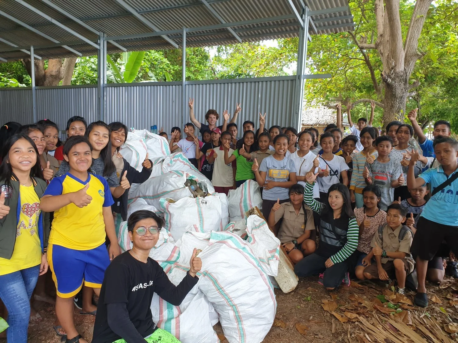 Be the change you want to see: School pupils cleaning mangroves from waste