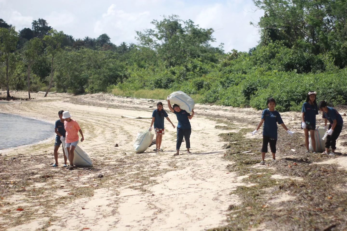 Lesson 11: Beach clean up 🔥🌊

#beachcleanup #education #schoolonthebeach #bangkaislands