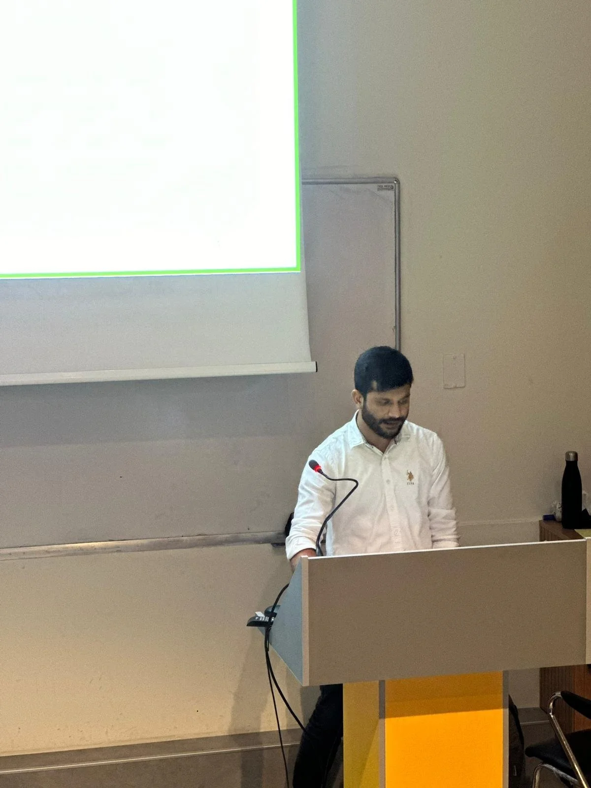 Neeraj presented his final PhD seminar entitled "Fingerprinting proteins one by one using nanopore biosensors"