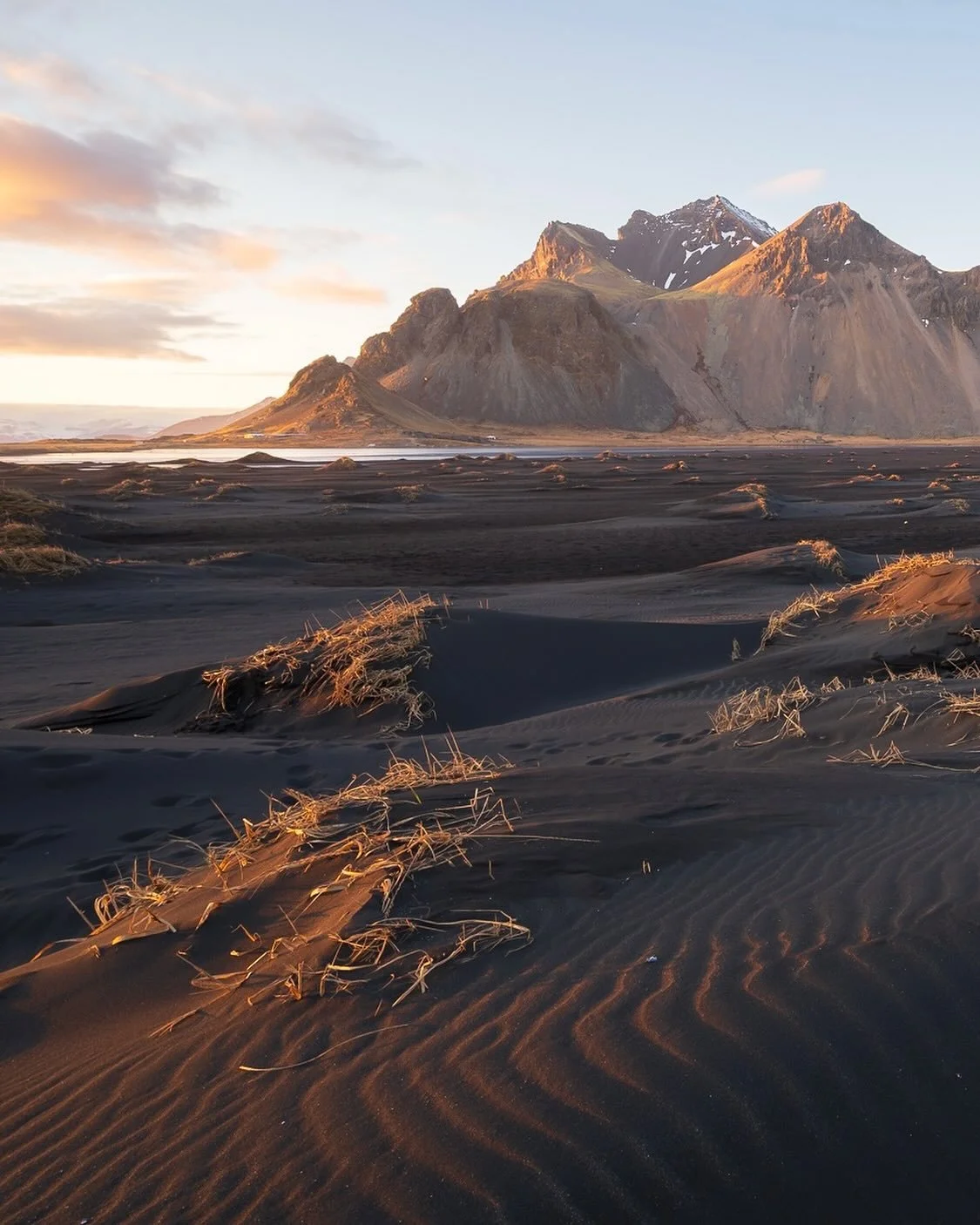 Sable noir, lumi&egrave;re dor&eacute;e