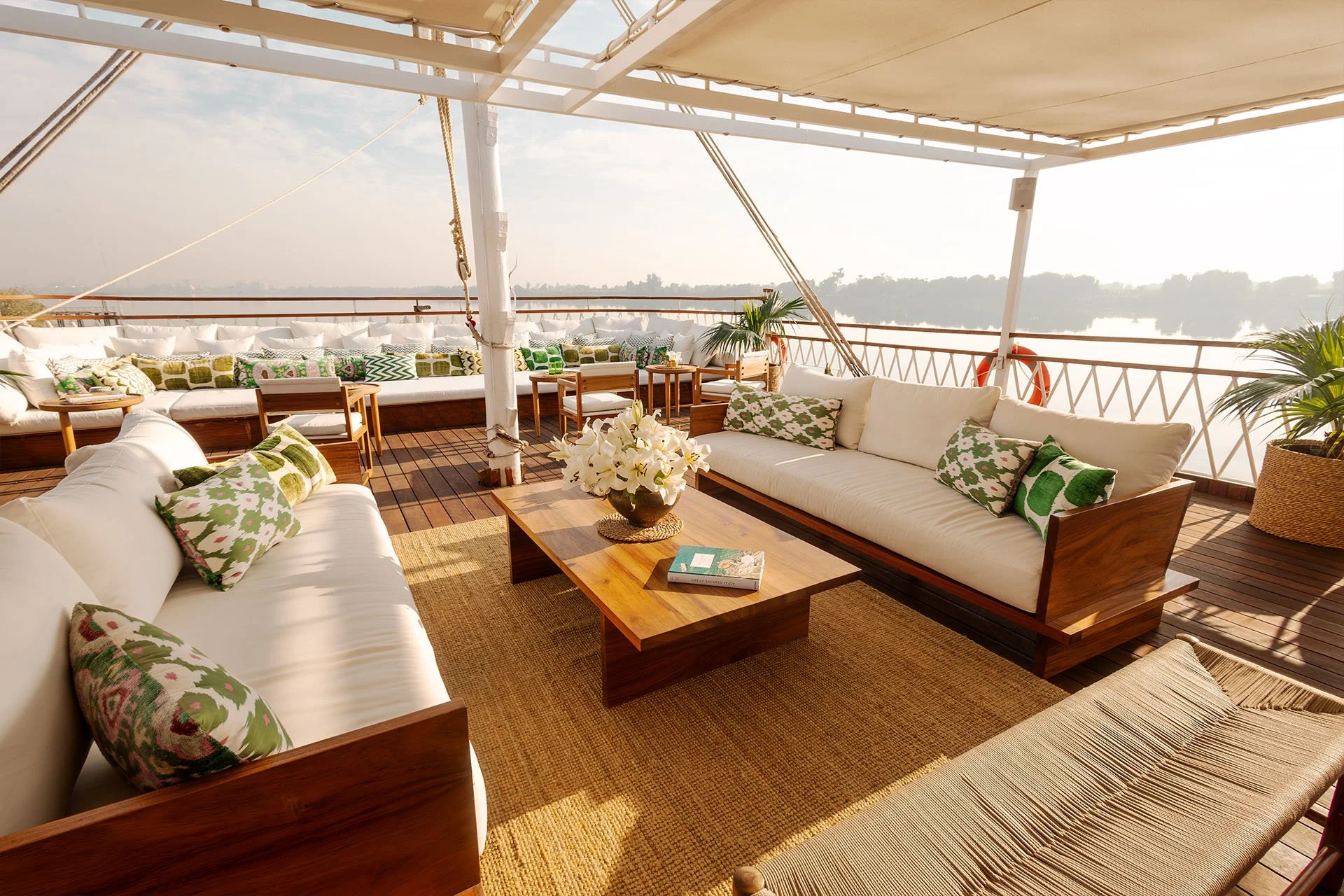 Gaia-dahabiya-upper-deck-lounge-sur-le-nil-en-egypte.jpg