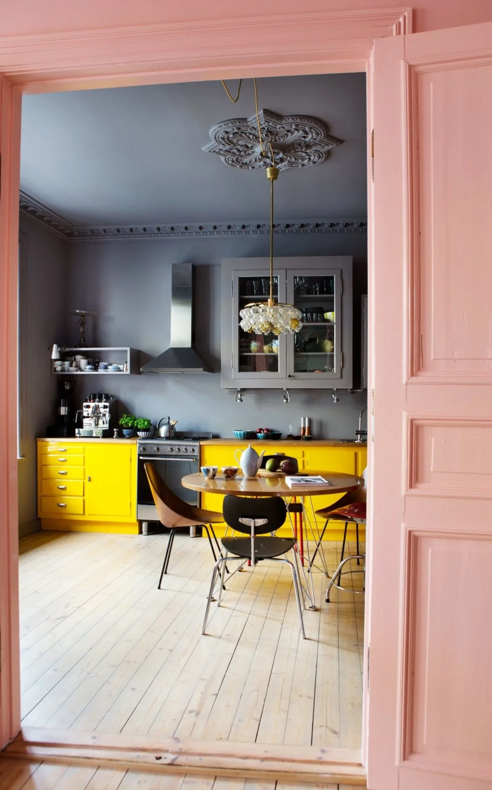 The dark grey and pink doors might be fairly calm colours but that bright pink really makes it pop, doesn’t it? You don’t see that colour often in a kitchen | photo by Yvonne Wilhelmsen