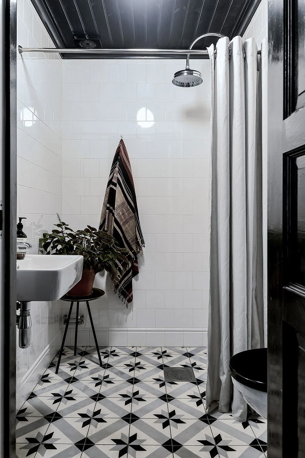 25 Inspiring Bathrooms With Geometric Tiles — THE NORDROOM