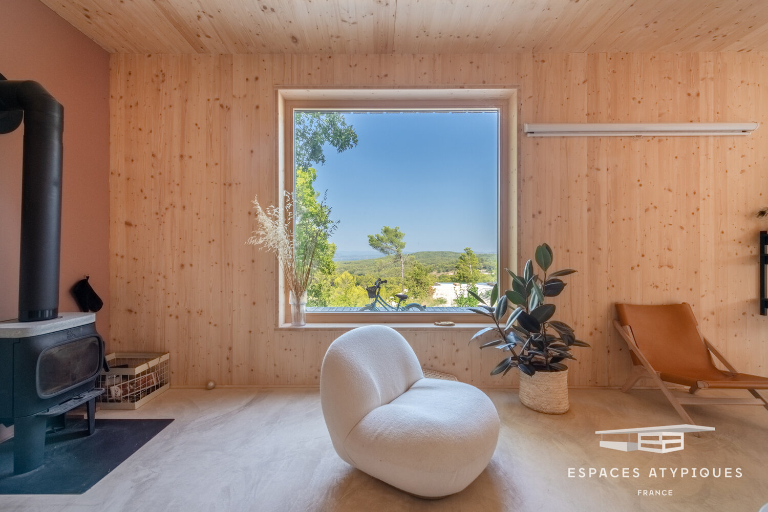 A Minimalistic Wooden Home with Amazing Views over the Provence Countryside - The Nordroom