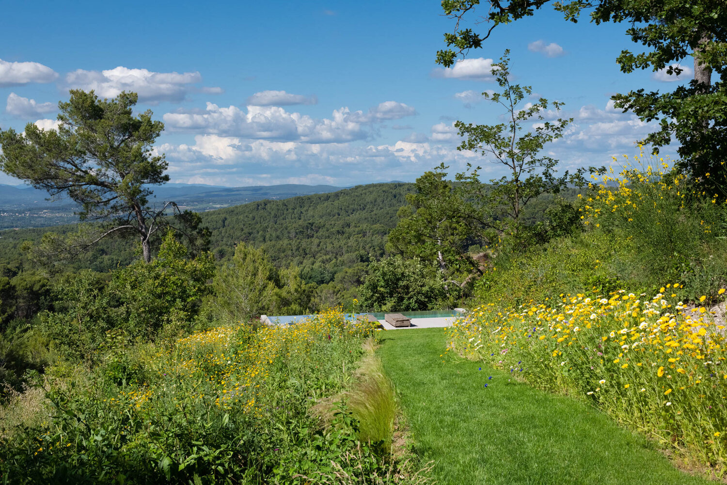 A Minimalistic Wooden Home with Amazing Views over the Provence Countryside - The Nordroom