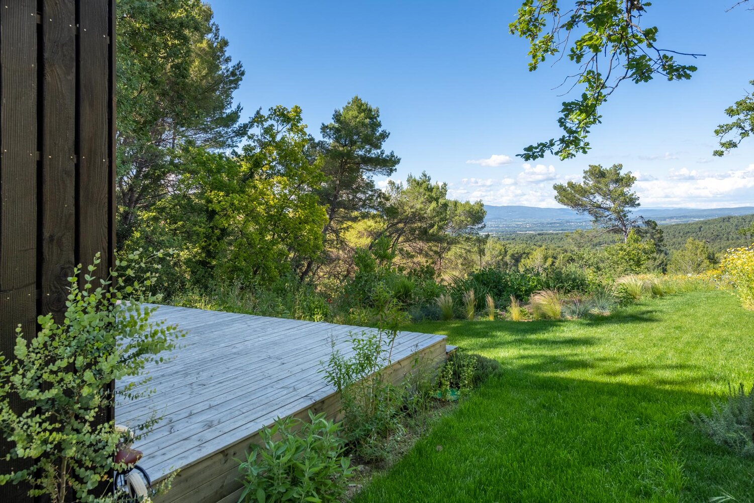 A Minimalistic Wooden Home with Amazing Views over the Provence Countryside - The Nordroom