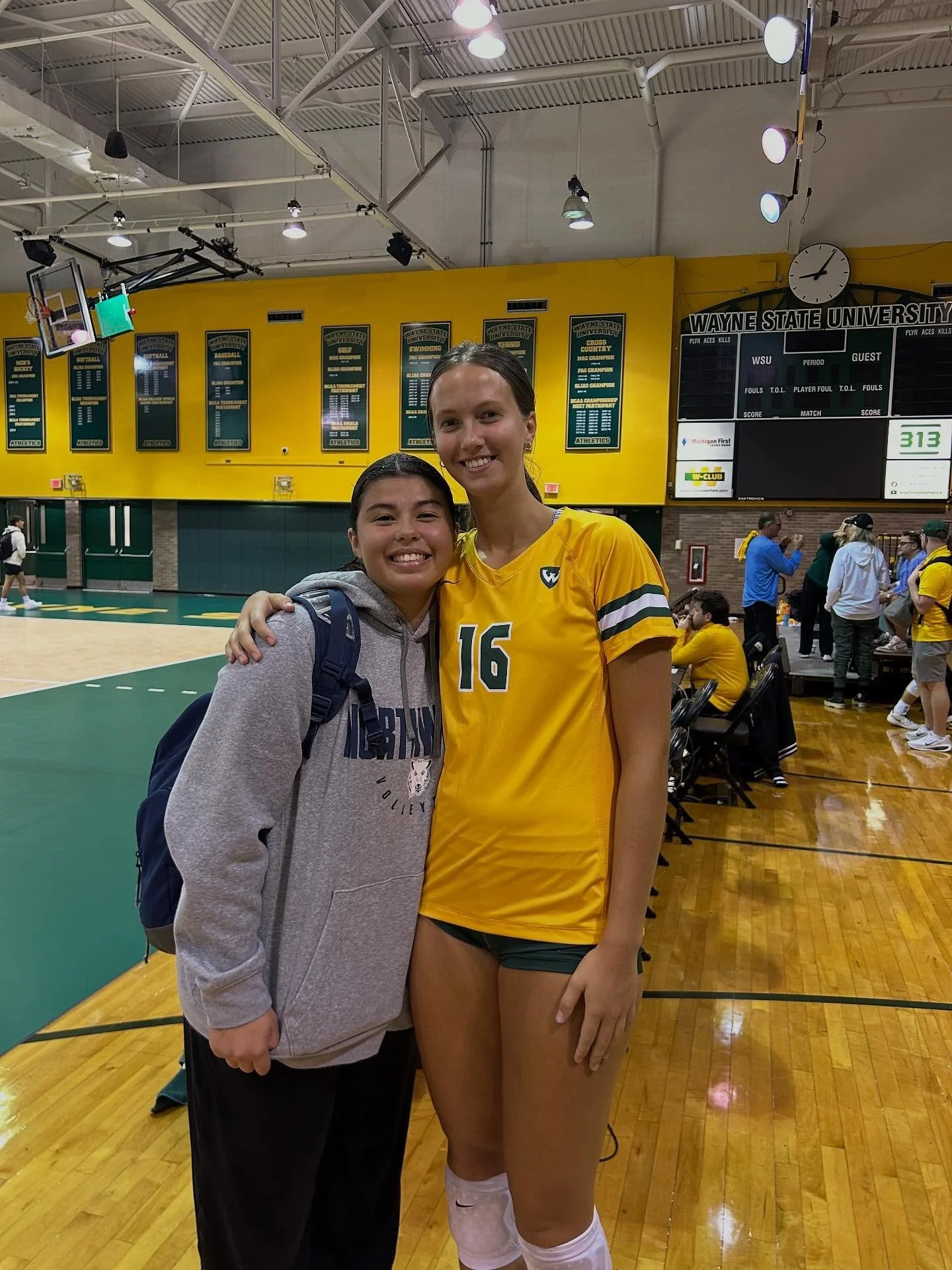 ISO Alum Kyleigh Weck (Wayne State) &amp; Ava Thomas (Northwood) playing against each other in last nights contest! 

Love seeing former ISO players reconnect at the next level 💜