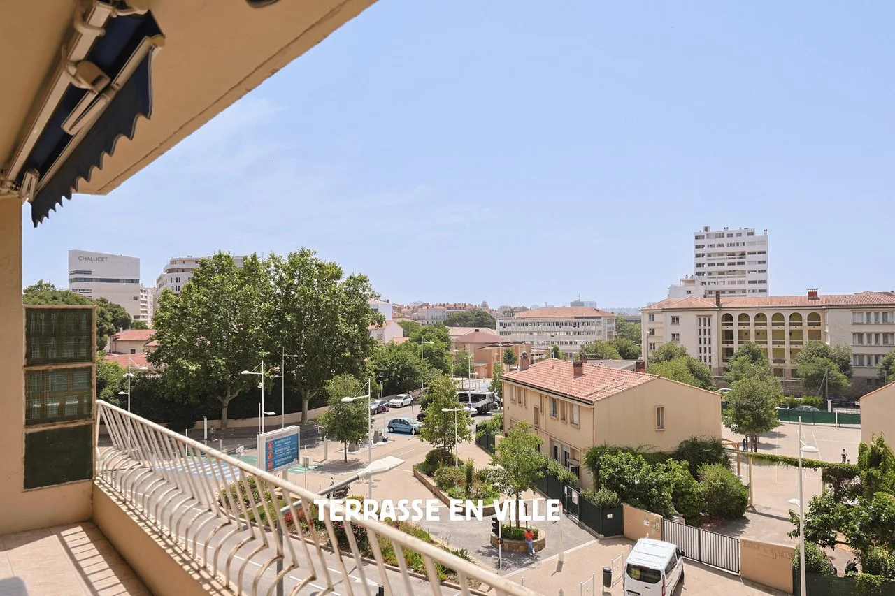 TOULON - IMMEUBLE ART DECO - T4 103M2 - BALCON 11M2 - 218 000€