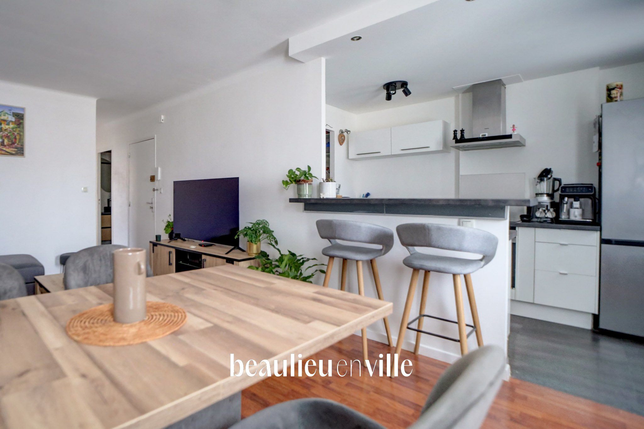 LA CIOTAT - VIEUX PORT- APPARTEMENT T3 56M2- RÉNOVÉ - CALME - 276000€ 