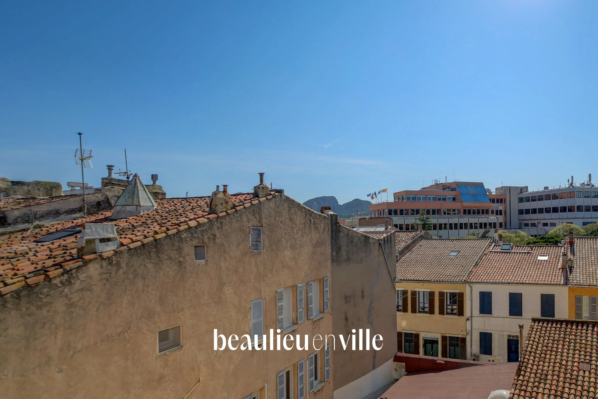 EXCLUSIVITÉ - LA CIOTAT - VIEUX PORT- T3 - 56M2 - CALME - 265 000€