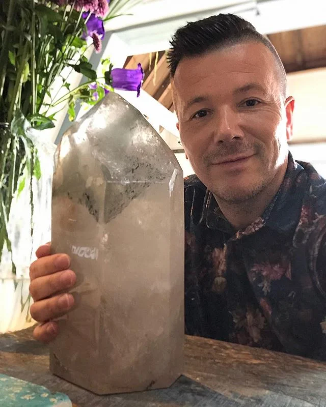 #bigbiggerbiggest #huge #crystal #crystals #crystallovers #crystalhealing #gemstone #magical #magic #healing #healingstones #brasil #selfie #instagay #gayman #pride #gaydude #happiness #hoorn #aurana #me #portait #instagood #spiritual #bohemianstyle #bohostyle #hippie #face #reiki #inspirational