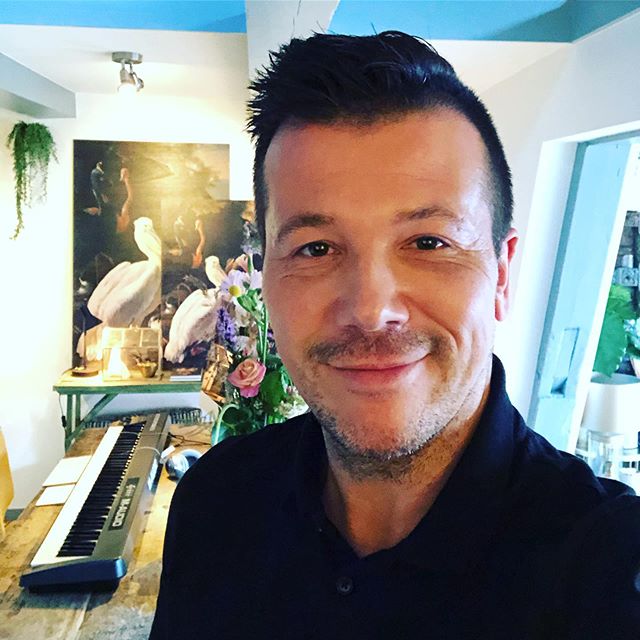 Fijne avond! Enjoy your evening!
😀✨🙏✨🌙
#eveningvibes #sunset #thursday #enjoyment #inspiration #instamood #me #piano #keyboard #music #maudio #vstplugins #instrument #nerdalert #logicprox #88keys #recording #song #keys #cute #photooftheday #happy #gayman #dutchgay #instagay #gayselfie #dutchman