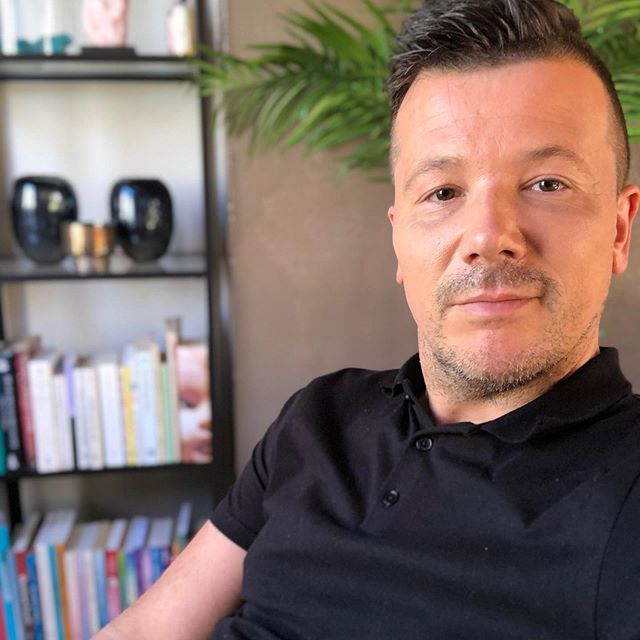 Nee, ik zit niet in de zon vandaag, maar ben geïnspireerd en aan de slag voor een nieuwe online cursus. #myoffice #dayattheoffice #officeselfie #office #bookstagram #books #me #itsme #writing #writer #creative #inspiration #feelinggood #cute #instagood #instamood #instagay #dutchgay #gayman #gaynl #gay #outandproud #spirituality #reiki #onlinecourse #tgif #friday #almostweekend