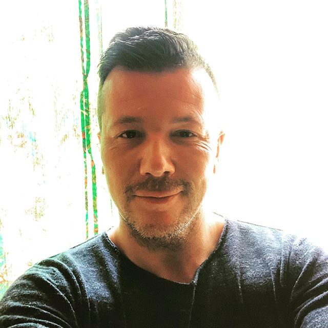 #sunnyday #enjoy #photooftheday #instamood #sun #sunny #zon #zonnig #lekkerweer #tegenlicht #portraitphotography #selfie #itsme #me #cute #backlight #gay #gaynl #gayman #gaydaddy #overforty #timeflies #out #teamgay #freedom #motivation #life #fun #stubble #gaystagram