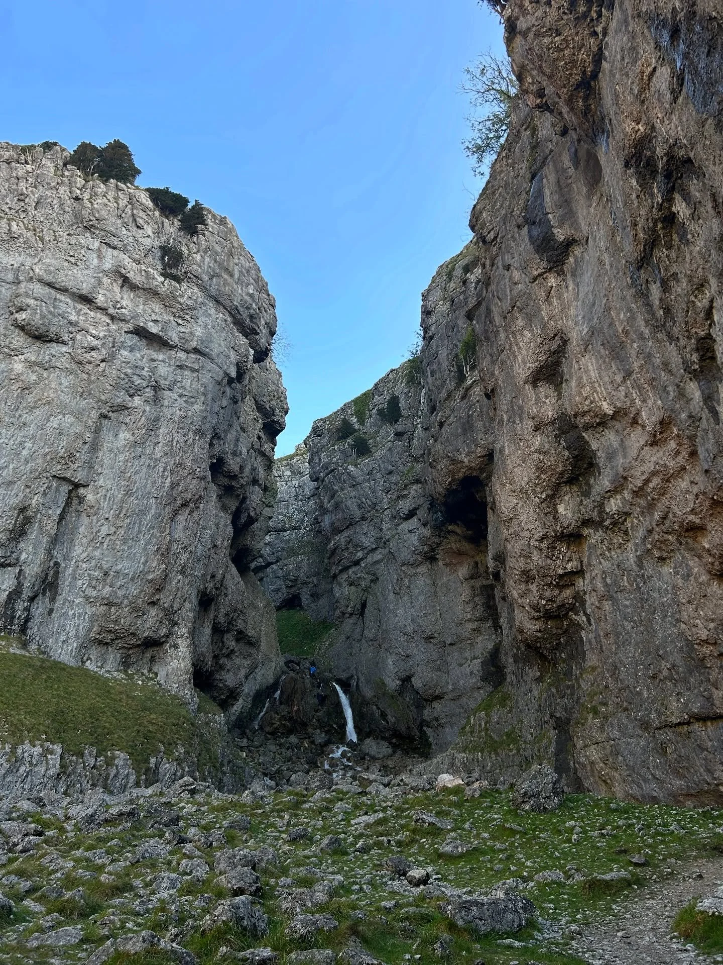 Matt was out on a beautiful day at the weekend guiding a walk through the stunning scenery around Malham! 🤩 

Definitely one of the most popular areas in the Yorkshire Dales, it&rsquo;s not a route you&rsquo;re likely to get to yourself, but it&rsqu