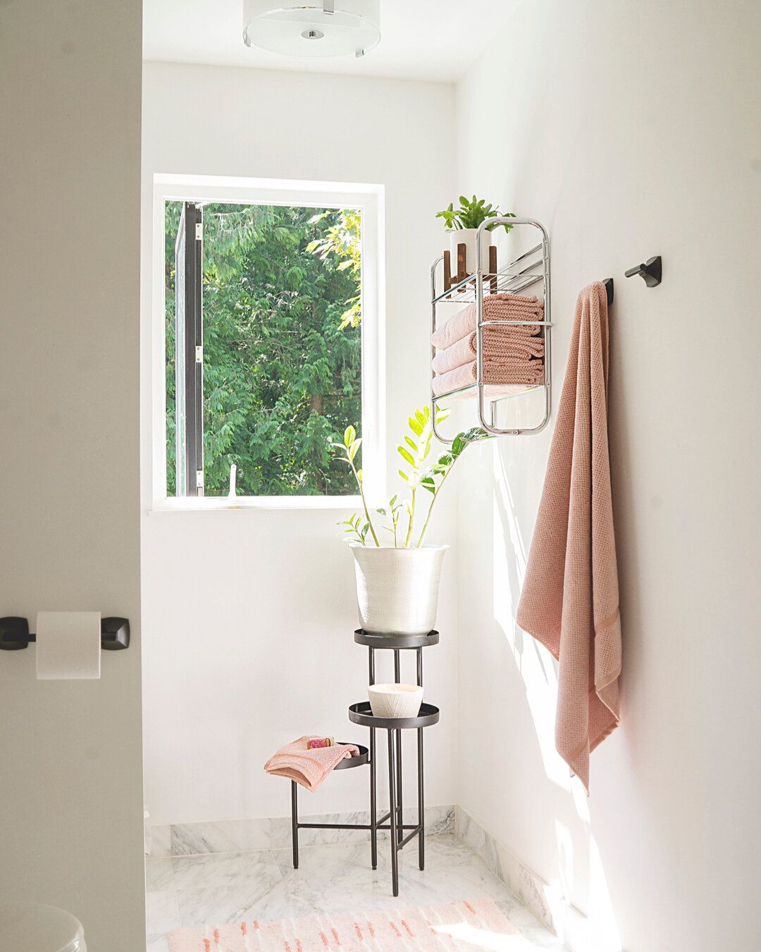 Don't you just love the light in this bathroom! When styling a white bathroom have fun with a pop of color.​​​​​​​​
I'm loving this subtle nod to blush!​​​​​​​​
​​​​​​​​
​​​​​​​​
Photo by @yuiholbrook_photography​​​​​​​​
Design by #HarpoleHomeProject