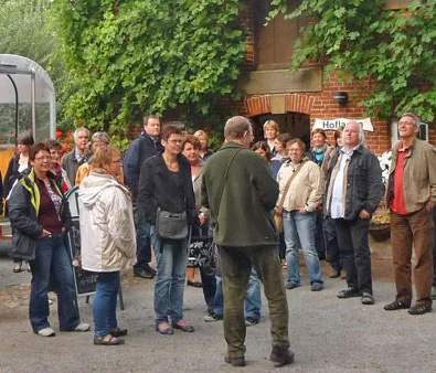 hof-hofladen-fuehrung-gruppe.jpg