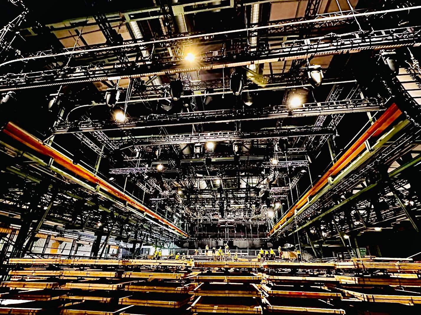 Next to concerts and festivals, conferences and trade fairs are also occasionally a welcome relief in our everyday work, we take over the planning, the headrigging and the rigging support. ⛓️
_____________________
📸: @davidausc 
#munich #m&uuml;nche