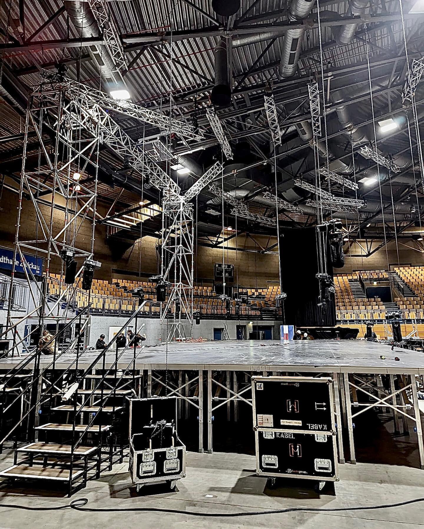 PreRig for the rehearsals and the start of the tour from @kerstinott_official 💫
____________________
📷: @leon_doneck 
#slvbones
#riggerslife #rigginglife #riggingstage #rigging #rigger #case #prerig #layherscaffolding #stage