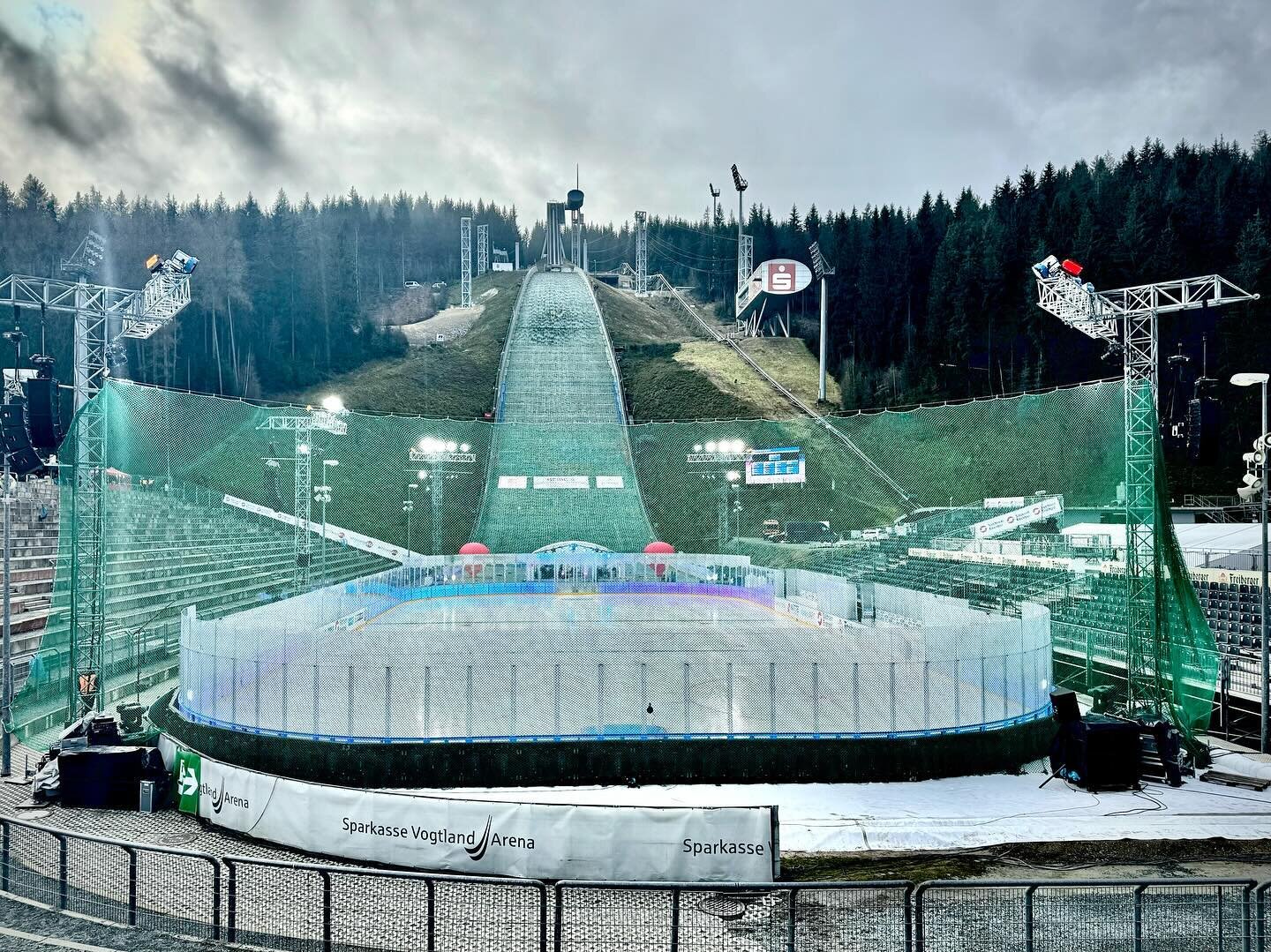 Here we worked with a special backdrop! 🏒 
An ice hockey triple at the exit of a ski jumping hill a - winter sports event with 15,000 visitors. 👌
__________________________________
📷: Wolle SLV
#slvbones
#rigging #riggers #ropeaccesstechnician #ro
