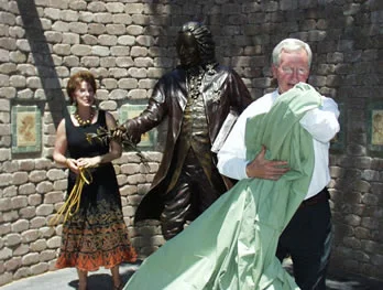 Rosalind and Barry Fugatt, Director of Horticulture, unveiled the statue at the Linnaeus Teaching Garden opening ceremony in 2006. Linnaeus is accurate down to the buttons on his suit and the buckles on his shoes.