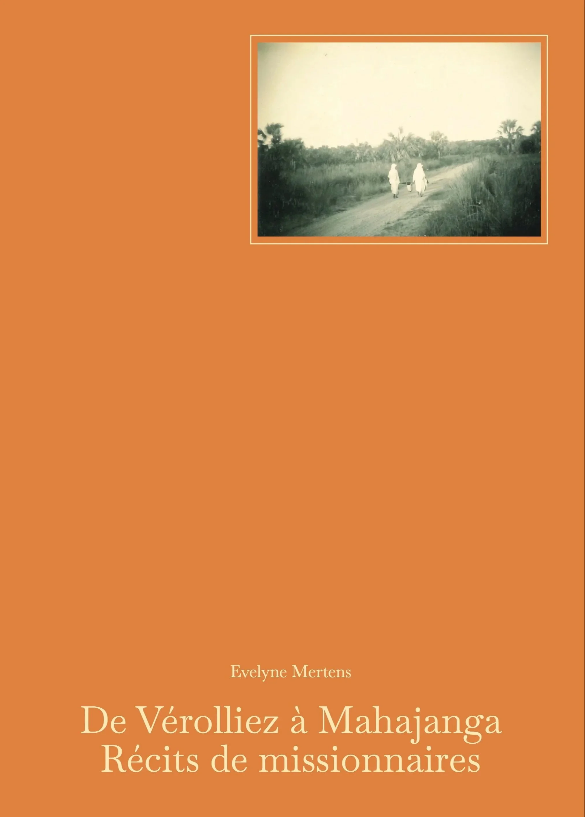 De Vérolliez à Mahajanga. Deux religieuses missionnaires marchent dans la brousse de Madagascar.