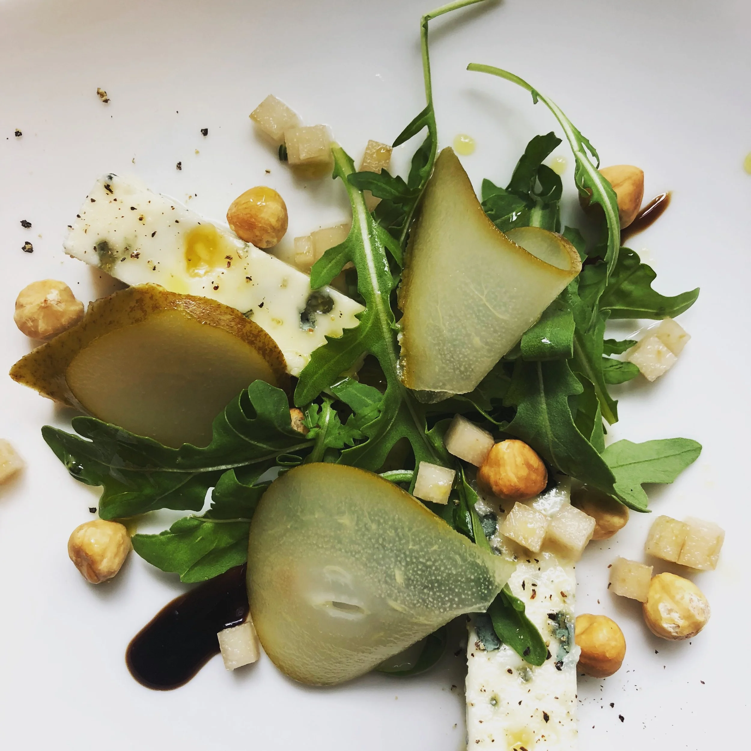 Pear, blue cheese and rocket salad with toasted hazelnuts